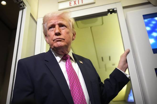 도널드 트럼프 미국 대통령이 29일(현지시간) 플로리다주 웨스트팜비치에서 메릴랜드주 앤드루스 합동 기지로 향하는 에어포스 원 기내에서 기자들과 이야기를 나누고 있다. AP=연합뉴스