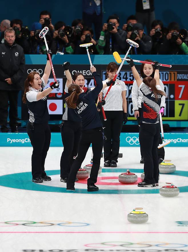 평창올림픽 4강전에서 일본을 꺾은 뒤 기뻐하는 팀 킴. 뉴스1