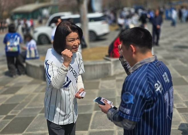 이진숙 전 방송통신위원장이 지난 28일 페이스북에 삼성 라이온즈와 롯데 자이언츠의 2026 KBO(프로야구) 리그 개막전을 찾은 사진을 올렸다. 사진 이진숙 전 위원장 페이스북