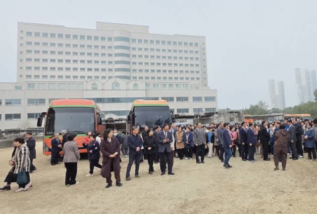 ▲ 고성군·제생병원 관계자들은 26일 토성면 봉포리 제생병원 공사 현장을 방문해 진행상황을 점검했다.