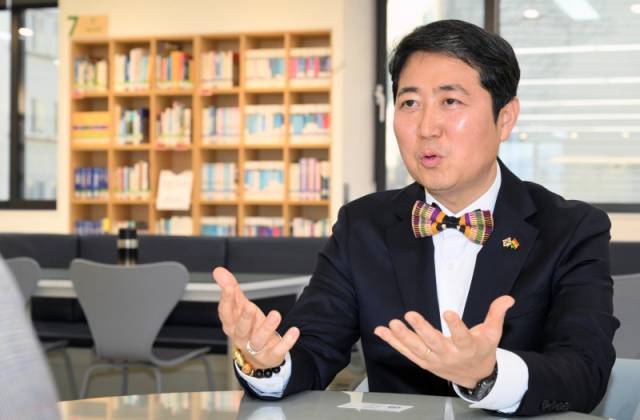 최고조 주한가나대사가 25일 춘천유봉여고에서 강원도민일보와 인터뷰를 가졌다. 김정호 기자