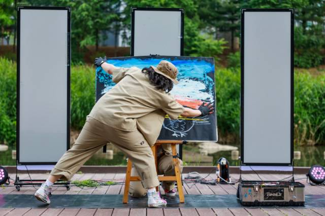 ▲ 문화프로덕션이 주최하는 ‘아트팩토리 봄 월간구독 프로젝트’의 일환으로 내달 3·4일 열리는 ‘김흥남의 드로잉 매직’ 공연 모습.