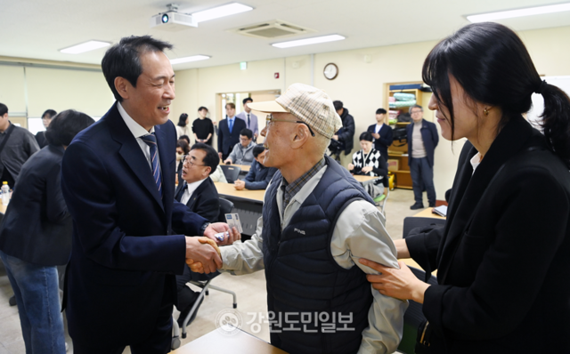 ▲ 강원도시각장애인연합회가 6·3 지방선거를 앞두고 우상호 더불어민주당 강원도지사 예비후보와 정책 간담회를 열고 장애인 복지 현안과 정책 과제를 논의했다. 서영 기자