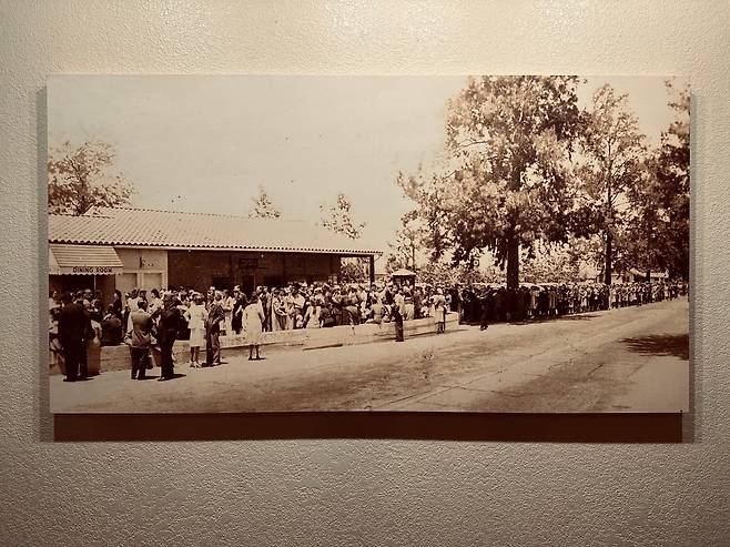 1944년 치킨디너를 위해 늘어선 줄. ⓒ류재도