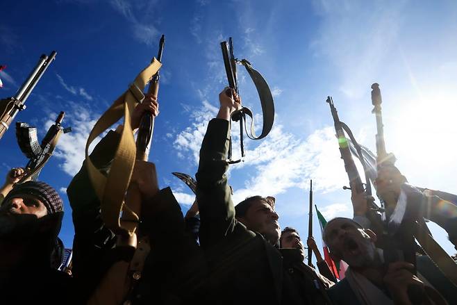 지난 27일(현지시간) 예멘 사나에서 열린 이란과의 연대 집회 중 후티 지지자들이 구호를 외치며 무기를 들어 올리고 있다. 예멘의 후티 반군 지도자 압둘 말리크 알후티는 TV 연설을 통해 상황이 요구될 경우 이란을 지원하기 위해 군사적으로 개입하는 데 주저하지 않겠다고 밝혔다. 사진=EPA·연합뉴스