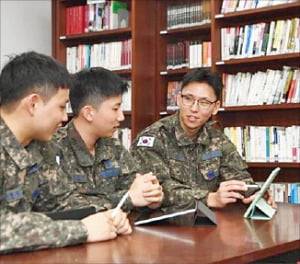 공군3미사일방어여단 소속 장병들이 부대 내 독서 공간에서 태블릿을 활용해 자기 계발 학습을 하고 있다. 한국병무정책학회 제공