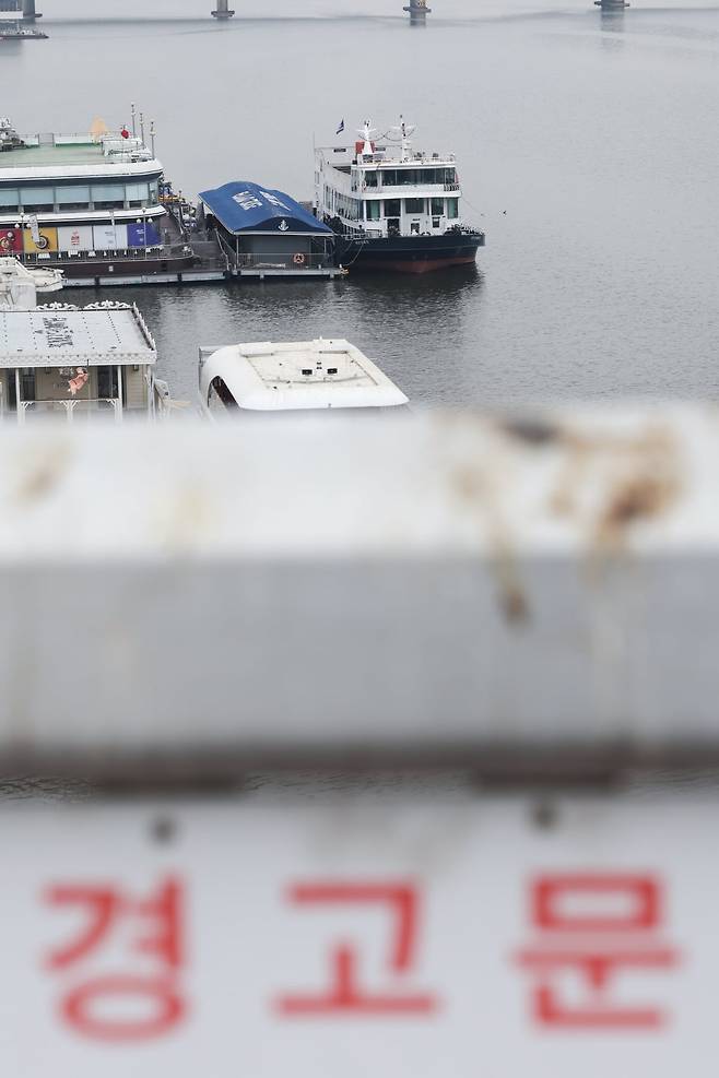 서울시가 30일 서울 반포대교 인근 유람선 좌초 사고와 관련해 현장 조사를 하고 있다./뉴스1