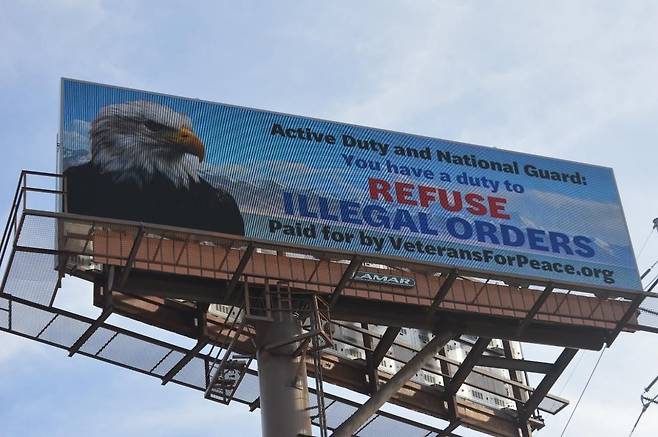 미국 참전용사 단체가 설치한 전광판. ‘군인은 불법적인 명령을 거부할 의무가 있다’고 쓰여 있다. 평화를위한참전용사 페이스북 페이지.