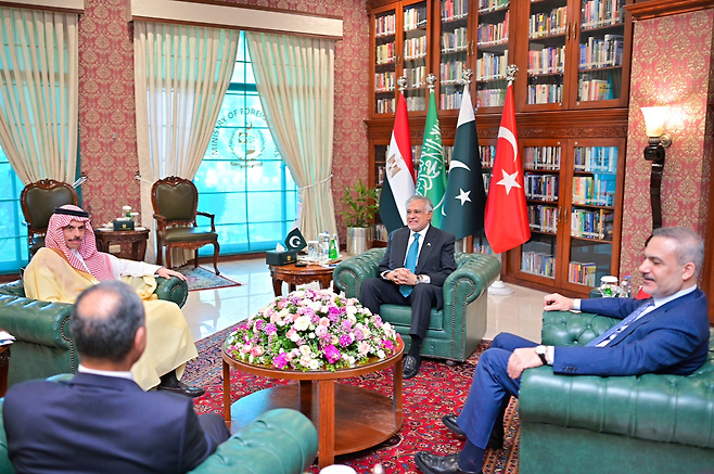 29일(현지시간) 파키스탄 이슬라마바드 외교부 청사에서 이샤크 다르 파키스탄 외교장관(가운데부터 반시계 방향), 파이살 빈 파르한 알사우드 사우디아라비아 외교장관, 바드르 압델라티 이집트 외교장관, 하칸 피단 튀르키예 외교장관이 이란전 종전 논의를 하고 있다. 파키스탄 외교부 제공