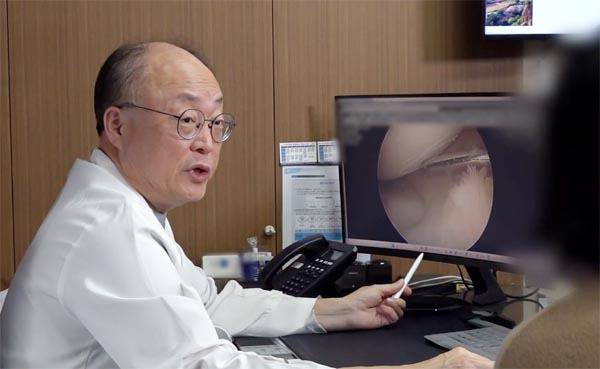 손상동 부산본병원 원장이 환자를 진료하고 있다.  부산본병원 제공