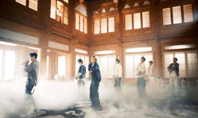 방탄소년단(BTS)의 신곡 ‘스윔’(SWIM) 라이브 영상에 등장한 SK그룹 창업주의 사저 '선혜원' 모습. 유튜브 채널 방탄TV 캡처. 연합뉴스