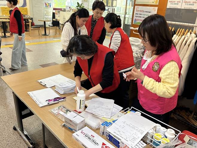 외국인 노동자 무료진료 봉사자가 29일 인천 서구 인천기독교종합사회복지관에서 약품을 정리하고 있다.