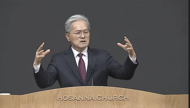 유진소 호산나교회 목사가 30일 특새에서 메시지를 전하고 있다. 유 목사는 “예수님이 선포하신 ‘내가 그니라’는 한마디는 모든 죄의 권세를 무너뜨리는 강력한 선언이었다”고 말했다.