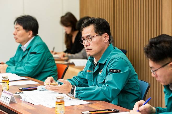 이기재 양천구청장이 ‘중동상황관련 비상경제대책회의’에서 추진 상황을 경청하고 있다. 양천구 제공