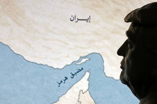 도널드 트럼프 미국 대통령의 3D 프린팅 미니어처 모델과 '마디크 후르무즈(Madiq Hurmuz)'로도 알려진 호르무즈 해협의 지도. 로이터=연합뉴스