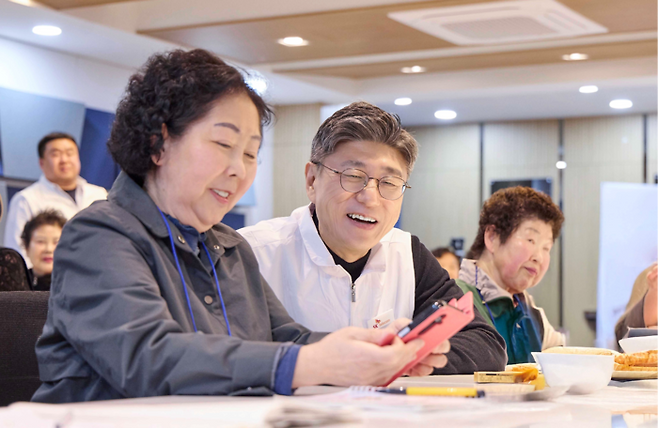 정재헌 SK텔레콤 대표이사가 지난 27일 경기도 포천시 관인노인대학을  방문해 시니어 고객과 대화를 나누고 있다. [SK텔레콤]