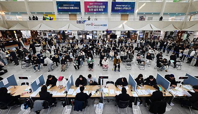 인천시 천원주택 신청자들이 지난 16일 인천시청 중앙홀에서 예비 입주 신청서를 작성하고 있다. 700가구 모집에 3419가구가 몰려 4.88대1의 경쟁률을 기록했다. 인천시