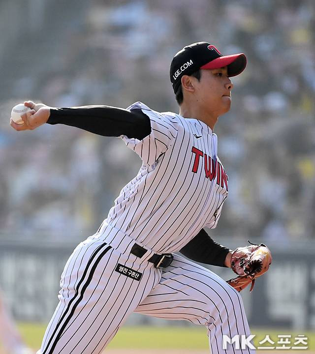 28일 서울 잠실야구장에서 ‘2026 프로야구’ KT 위즈와 LG 트윈스의 경기가 열렸다. KT는 사우어, LG는 치리노스가 선발로 나섰다. 8회초 LG 우강훈이 역투하고 있다. 사진(잠실 서울)=천정환 기자