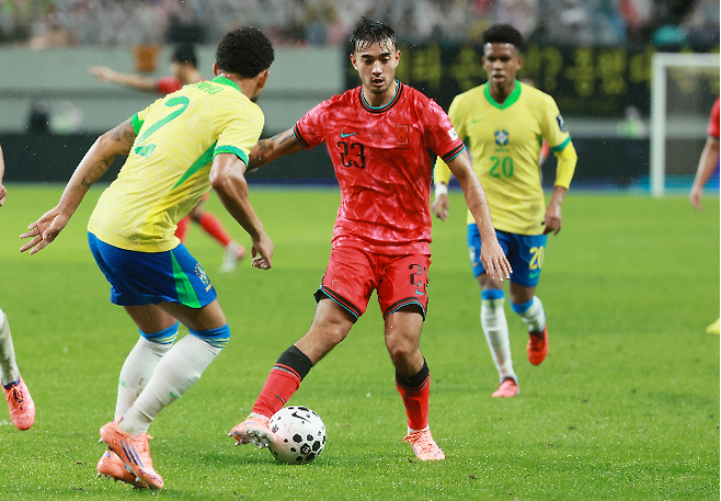 2025년 10월 10일 서울 마포구 서울월드컵경기장에서 열린 한국과 브라질 축구 대표팀의 친선경기. 한국 옌스 카스트로프가 수비 돌파를 시도하고 있다. 사진=연합뉴스 제공