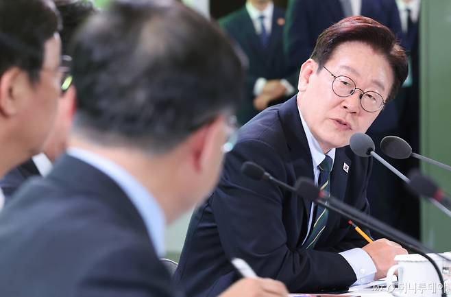 [제주=뉴시스] 최동준 기자 = 이재명 대통령이 30일 제주 한라대학교에서 열린 '제주의 마음을 듣다' 타운홀 미팅에서 김성환 기후에너지환경부 장관에게 질의하고 있다. 2026.03.30. photocdj@newsis.com /사진=