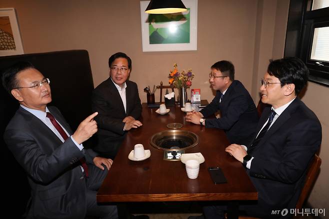 [서울=뉴시스] 조성봉 기자 = 한병도 더불어민주당 대표와 송언석 국민의힘 원내대표가 30일 서울 영등포구 한 음식점에서 회동을 하고 있다.왼쪽부터 시계방향으로 유상범 원내운영수석부대표, 송 원내대표, 한 원내대표, 천준호 원내운영수석부대표. 2026.03.30. suncho21@newsis.com /사진=조성봉