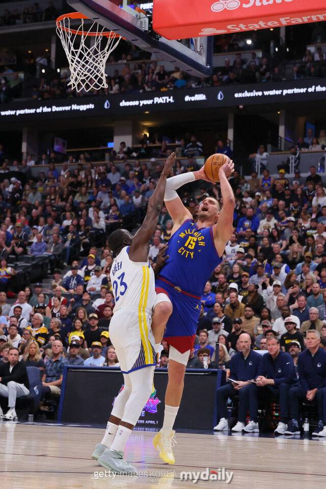 요키치(오른쪽)가 30일 골든스테이트와 경기에서 슛을 던지고 있다. /게티이미지코리아