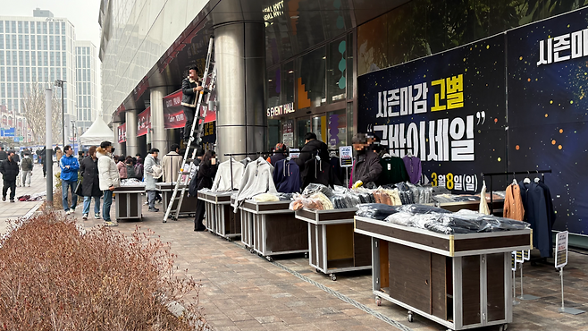 지난달 14일 서울 동대문구 한 쇼핑몰에서 ‘고별 브랜드 세일’ 팝업스토어가 열리고 있다. 박연수 기자