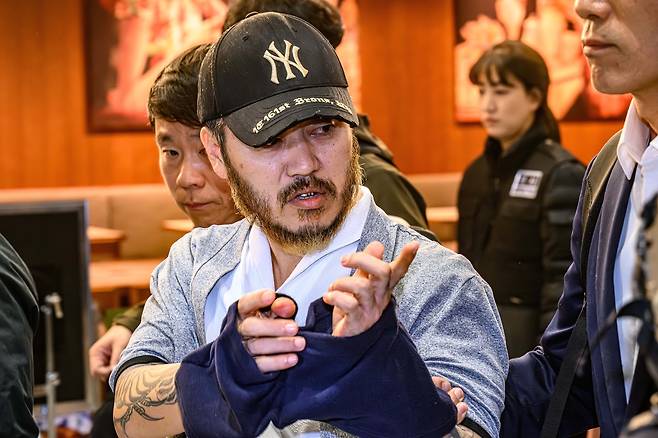 필리핀에서 교민 3명 살해, 탈옥, 국내 마약 유통 등을 일삼으며 ‘마약왕’으로 불리던 박왕열 씨가 25일 인천국제공항을 통해 국내로 송환되고 있다. [연합]