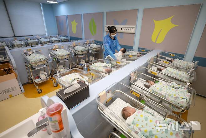 [고양=뉴시스] 정병혁 기자 = 신생아실에서 간호사가 신생아들을 돌보고 있다. (사진=뉴시스DB) jhope@newsis.com
