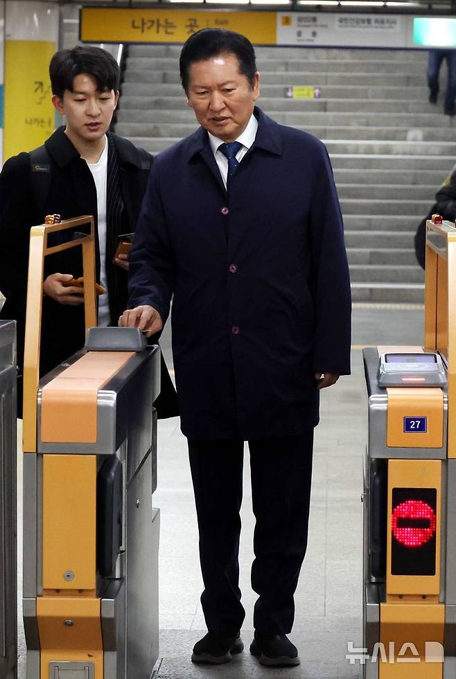 [서울=뉴시스] 조성봉 기자 = 정청래 더불어민주당 대표가 공공부문 차량 5부제 동참을 위해 30일 오전 자택에서 지하철을 타고 국회로 출근하고 있다. 2026.03.30. suncho21@newsis.com