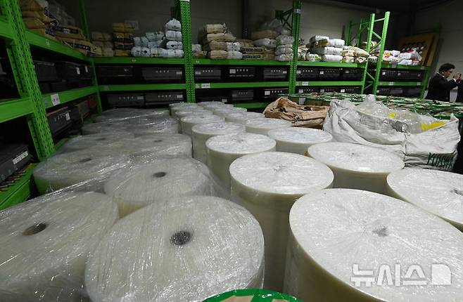 [경기광주=뉴시스] 김종택 기자 = 27일 경기 광주시 한 플라스틱 용기 제조업체 모습. 2026.03.27. jtk@newsis.com