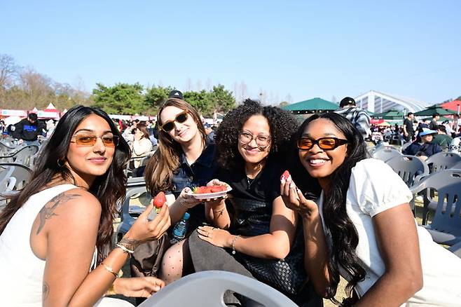[논산=뉴시스]논산딸기축제에서 외국인들이 논산딸기를 시식하고 있다. (사진=논산시 제공) 2026. 03. 30 photo@newsis.com *재판매 및 DB 금지