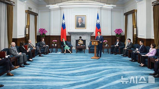 [서울=뉴시스] 라이칭더 대만 총통이 30일 자국을 방문한 미국 상원의원 대표단을 접견하고 양국 간 협력을 더욱 강화하겠다고 밝혔다. 라이 총통이 타이베이 총통부에서 미국 대표단을 접견하는 모습.(사진=대만 총통부 홈페이지 갈무리) 2026.03.30 photo@newsis.com