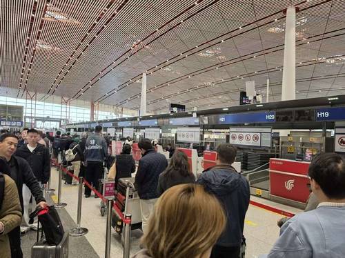 중국 베이징 서우두국제공항에서 북한 평양 순안국제공항으로 향하는 중국국제항공(에어차이나) 항공편 운항이 재개돼 해당 항공편 수속이 진행되는 모습 [베이징=연합뉴스]