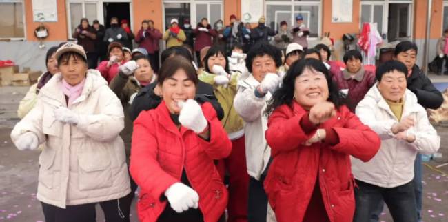 댄스 챌린지를 하는 중국 시골 여성들 [QQ.com 캡처]