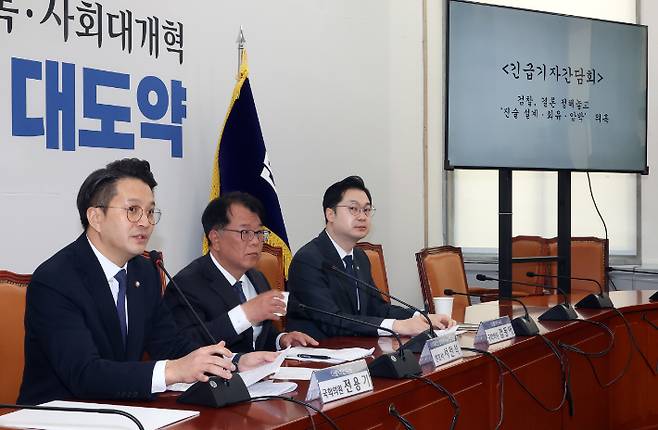 더불어민주당 전용기 의원(왼쪽)이 29일 국회에서쌍방울 대북송금 사건 당시 이화영 전 경기도 평화부지사 변호인이었던 서민석 변호사가 당시 박상용 검사와 통화를 한 녹취록을 공개하며 발언하고 있다. 왼쪽부터 더불어민주당 전용기 의원, 전 이화영 평화부지사 변호인 서민석, 김동아 의원. 연합뉴스