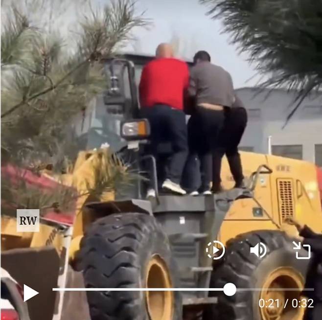 남성들이 불도저에 올라타 운전자를 끌어내리는 장면. X(엑스) 영상 캡처