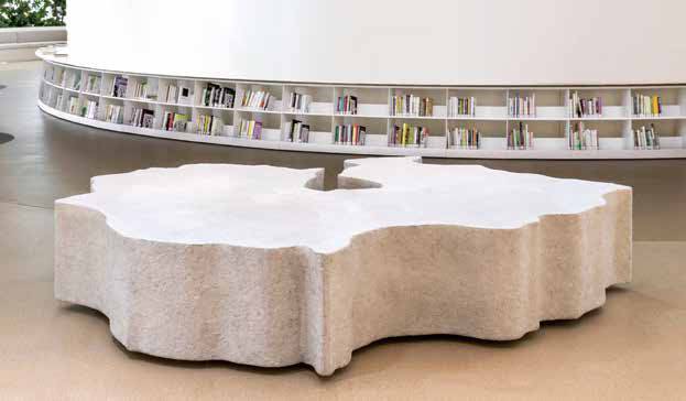 경기도서관에 배치된 조형물. 폐기된 도서 500권을 사용했다.