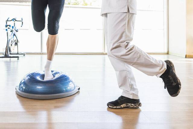 한발 서기를 통해 신체 노화 수준과 건강 상태를 가늠할 수 있다. 클립아트코리아