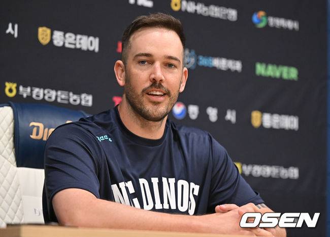 [OSEN=창원, 이석우 기자] 29일 창원NC파크에서 2026 신한 SOL KBO 리그 NC 다이노스와 두산 베어스의 경기가 열린다. 홈팀 NC는 테일러가, 방문팀 두산은 곽빈이 선발 출전한다. NC 다이노스 드류 버하겐이 인터뷰를 하고 있다. 2026.03.29 / foto0307@osen.co.kr