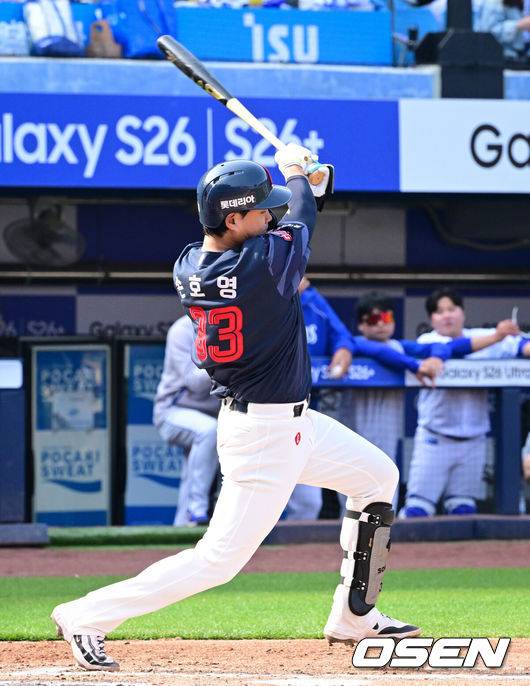 [OSEN=대구, 조은정 기자] 29일 대구삼성라이온즈파크에서 ‘2026 신한 SOL KBO 리그’ 삼성 라이온즈와 롯데 자이언츠의 개막시리즈 경기가 열렸다.개막전 선발 투수로 삼성은 최원태를 롯데는 비슬리를 내세웠다.6회초 무사 1루에서 롯데 손호영이 병살타를 치고 있다. 2026.03.29 /cej@osen.co.kr