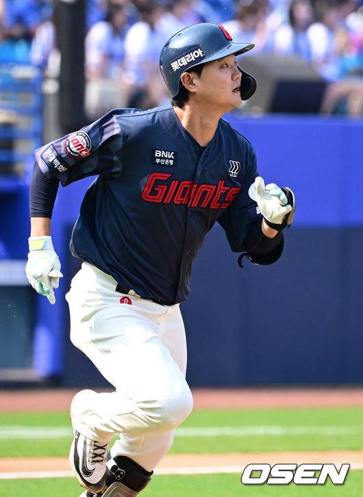 [OSEN=대구, 조은정 기자] 29일 대구삼성라이온즈파크에서 ‘2026 신한 SOL KBO 리그’ 삼성 라이온즈와 롯데 자이언츠의 개막시리즈 경기가 열렸다.개막전 선발 투수로 삼성은 최원태를 롯데는 비슬리를 내세웠다.4회초 1사에서 롯데 손호영이 선제 우월 홈런을 날린 뒤 베이스를 돌고 있다. 2026.03.29 /cej@osen.co.kr
