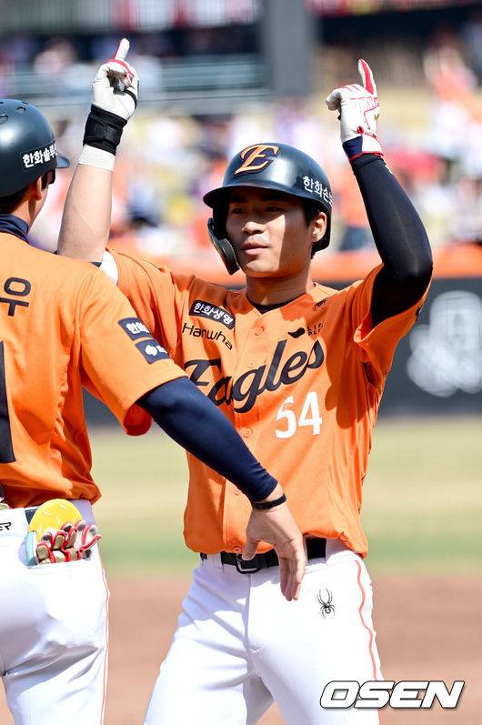 [OSEN=대전, 최규한 기자] 29일 대전 한화생명볼파크에서 ‘2026 신한 SOL KBO리그’ 한화 이글스와 키움 히어로즈의 경기가 열렸다.홈팀 한화는 왕옌청, 방문팀 키움은 하영민을 선발로 내세웠다. 2회말 2사 2, 3루 상황 한화 오재원이 역전 2타점 적시타를 날리고 1루에 안착해 기뻐하고 있다. 2025.03.29 / dreamer@osen.co.kr