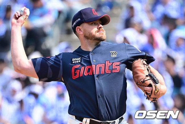 [OSEN=대구, 조은정 기자] 29일 대구삼성라이온즈파크에서 ‘2026 신한 SOL KBO 리그’ 삼성 라이온즈와 롯데 자이언츠의 개막시리즈 경기가 열렸다.개막전 선발 투수로 삼성은 최원태를 롯데는 비슬리를 내세웠다.1회말 롯데 비슬리가 역투하고 있다. 2026.03.29 /cej@osen.co.kr