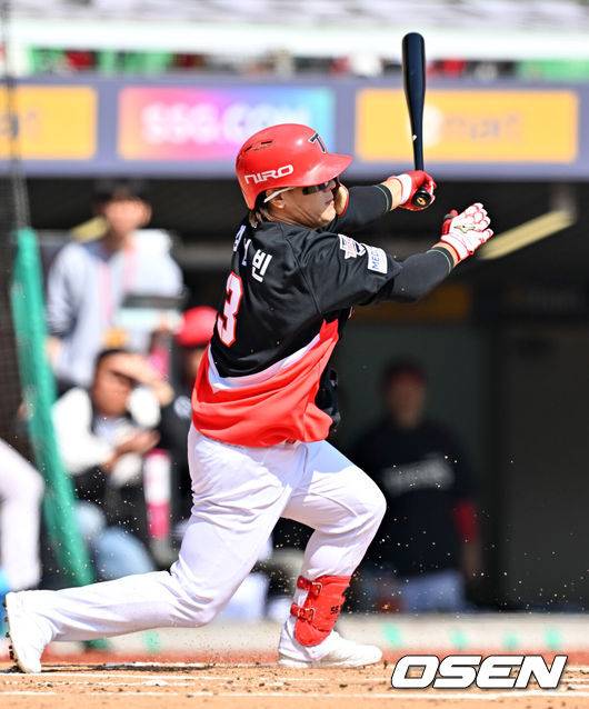 [OSEN=인천, 민경훈 기자] 28일 인천 SSG랜더스필드에서 ‘2026 신한 SOL KBO리그’ SSG 랜더스와 KIA 타이거즈의 개막전이 열렸다.이날 경기에서 SSG은 화이트를, KIA는 네일을 선발로 내세웠다.1회초 1사 주자 1,3루 KIA 김선빈의 3루수 앞 땅볼 타구를 때리며 1타점을 올리고 있다. 2026.03.28&nbsp;/ rumi@osen.co.kr