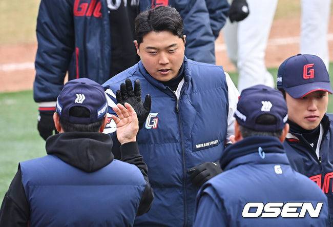 [OSEN=부산, 이석우 기자] 12일 부산 사직야구장에서 2026 신한 SOL KBO 리그 롯데 자이언츠와 KT 위즈의 시범경기가 열렸다. 이날 부산 사직과 이천, 대전, 광주, 마산 5개구장에서 막을 올렸다.롯데 자이언츠 한동희가 KT 위즈에 4-3으로 승리한 후 김태형 감독과 하이파이브를 하고 있다. 2026.03.12 / foto0307@osen.co.kr