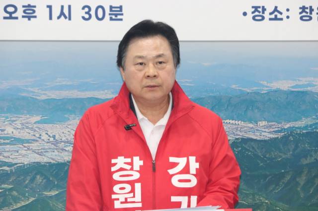 ▲강기윤 창원시장 예비후보가 창원시청 프레스센터에서 기자회견을 하고 있다. ⓒ프레시안(조민규)