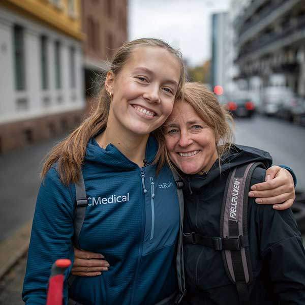 스키 원정에 나섰던 카틴카·엠마 모녀. 사진 미니오그무테른.