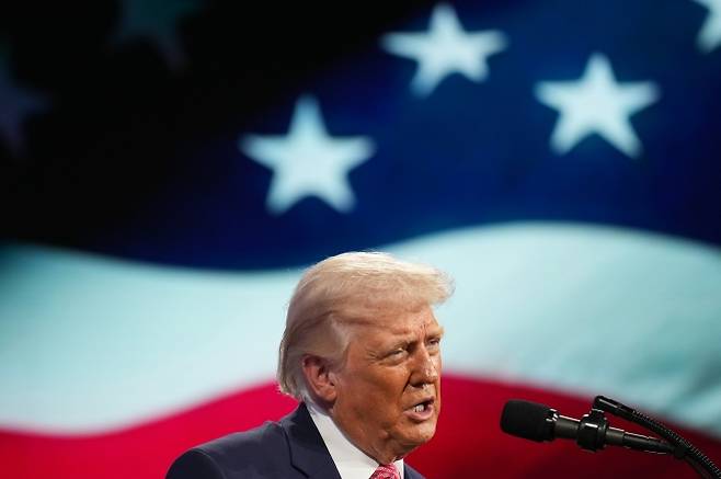 Trump - 도널드 트럼프 미국 대통령이 27일(현지시간) 플로리다주 마이애미 비치에서 사우디 국부 펀드가 주최한 퓨처 인베스트먼트 이니셔티브(FII) 회의에서 연설하고 있다. 2026.3.27 마이애미 AP 연합뉴스