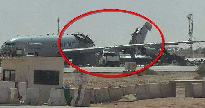 27일(현지시간) 사우디아라비아에 있는 프린스술탄 공군기지에 이란의 미사일과 드론이 날아들면서 미군 병사 최소 15명이 부상하고 이중 5명은 중상을 입었다. 사진은 파괴된 E-3 센트리 공중조기경보통제기(AWACS). 엑스 캡처